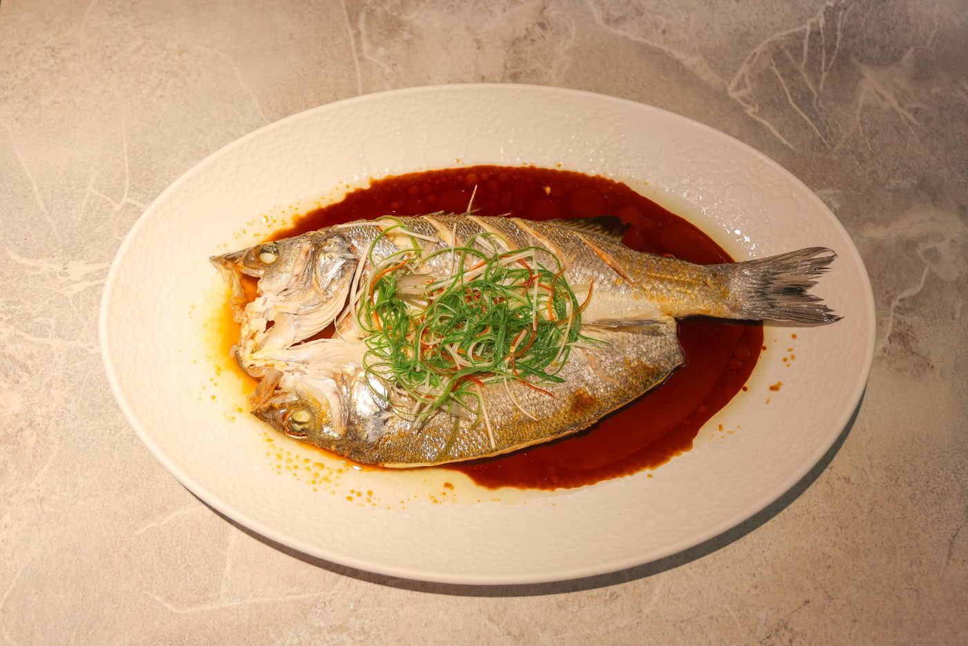 Branzino intero al vapore con salsa cantonese