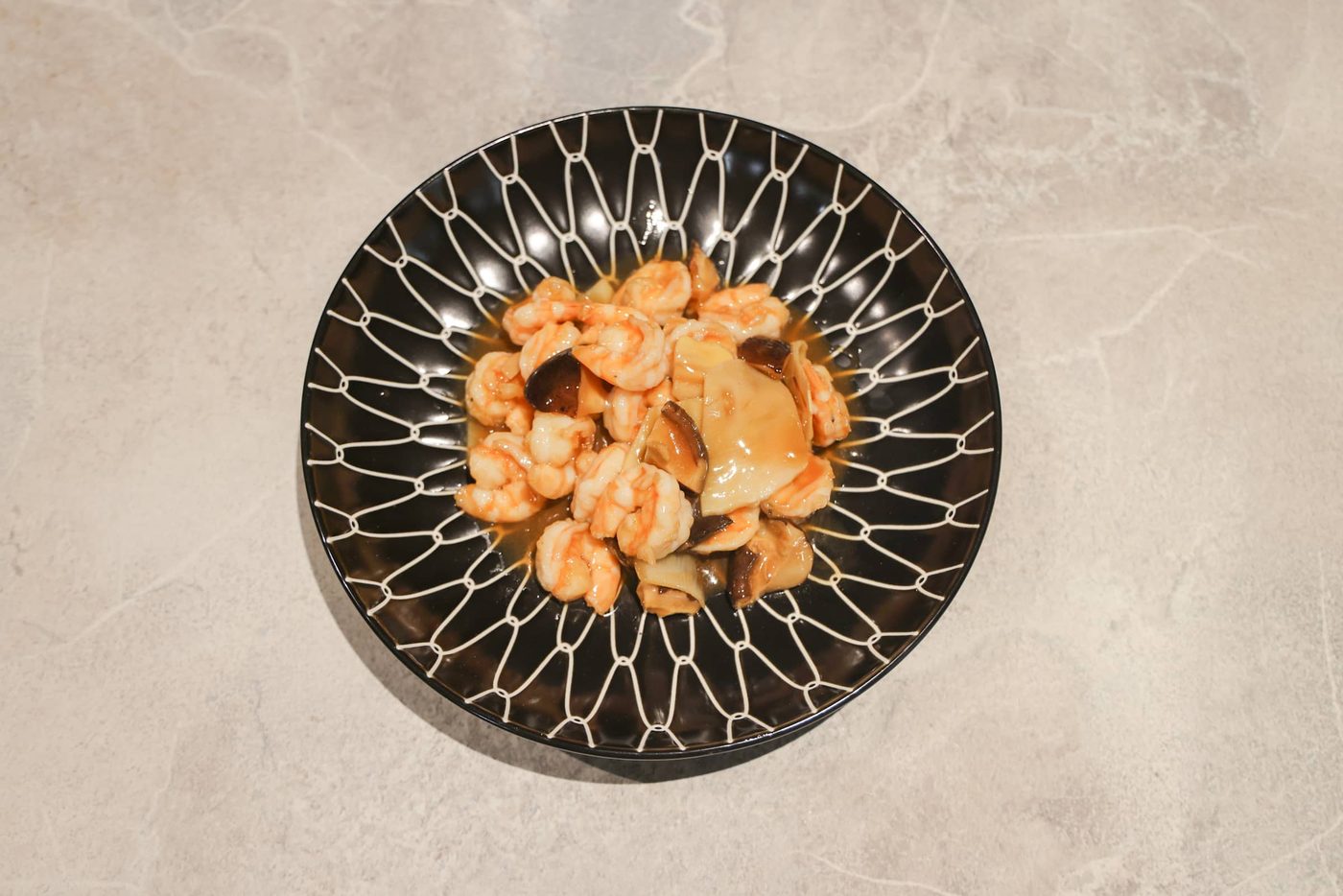 Gamberi saltati con bambù e funghi