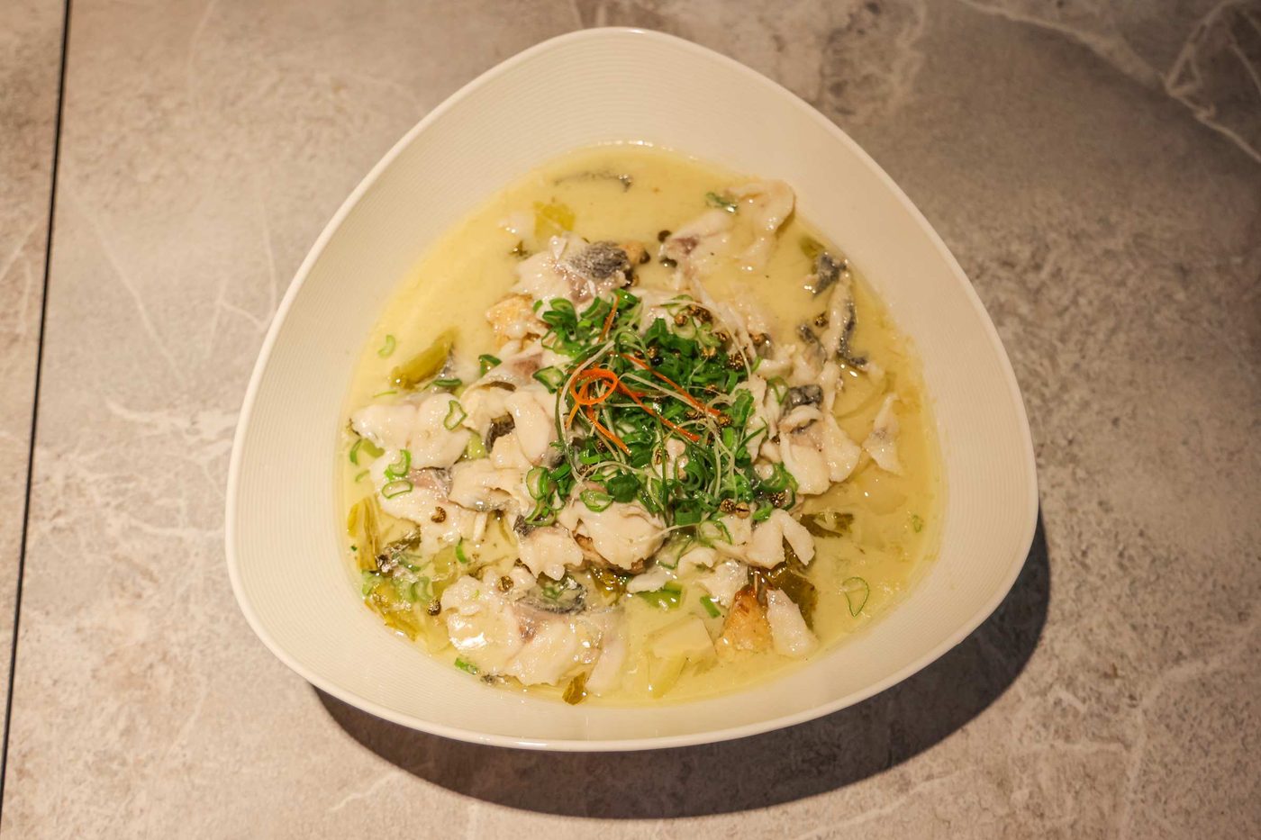 Fettine di pesce e crauti in brodo piccante