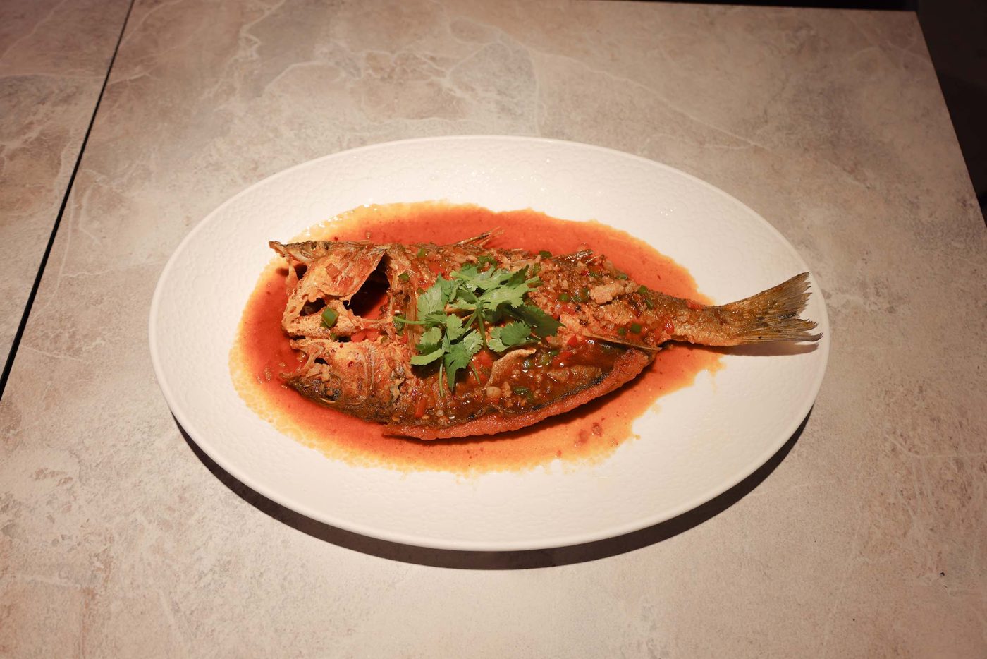 Pesce saltato in padella con salsa piccante