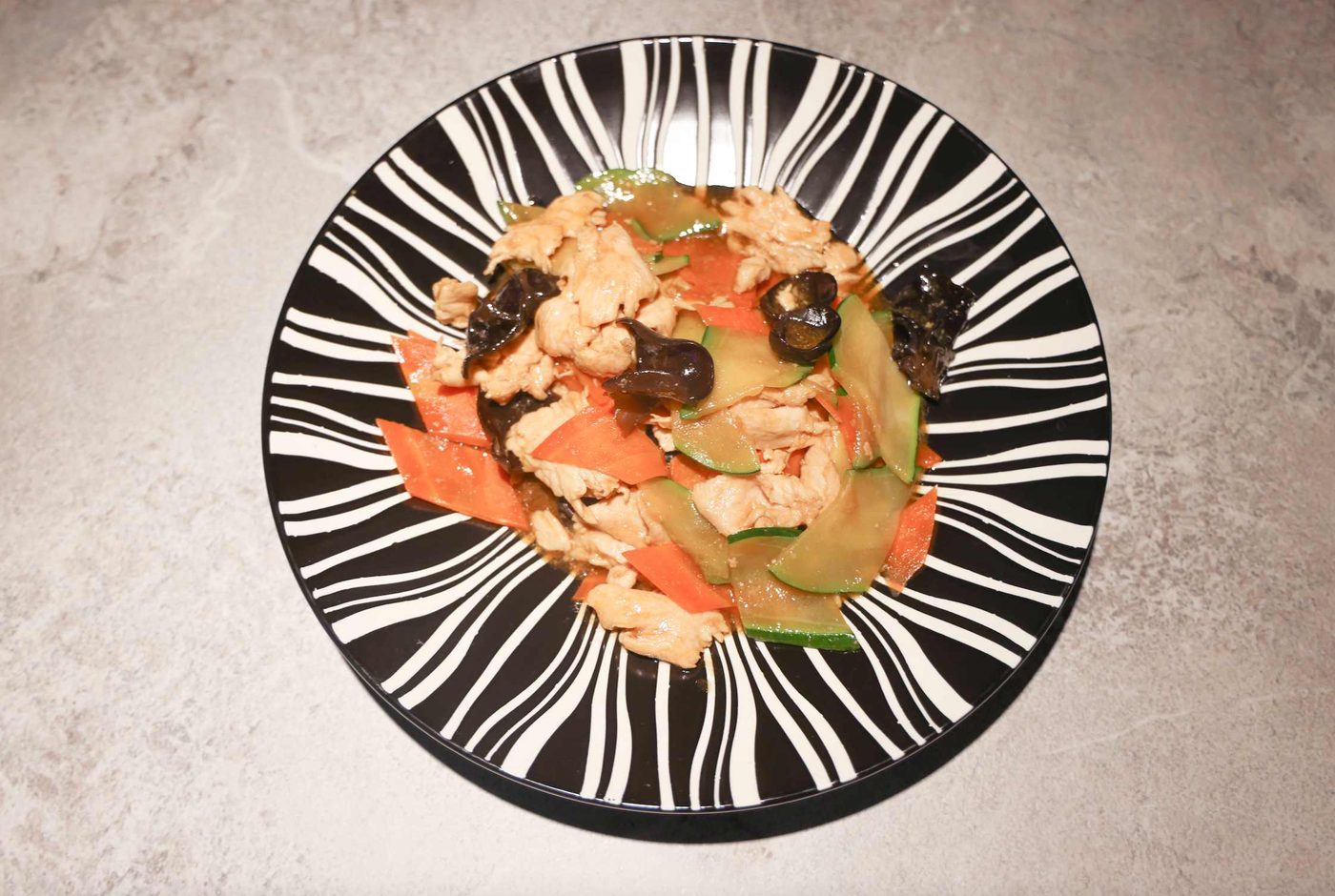 Pollo saltato con funghi e bambù
