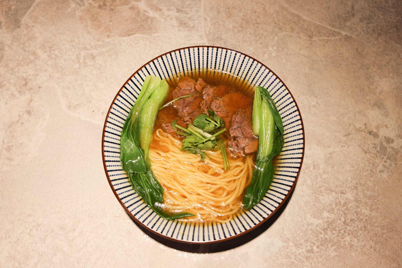 Ramen a mano con carne di manzo in brodo