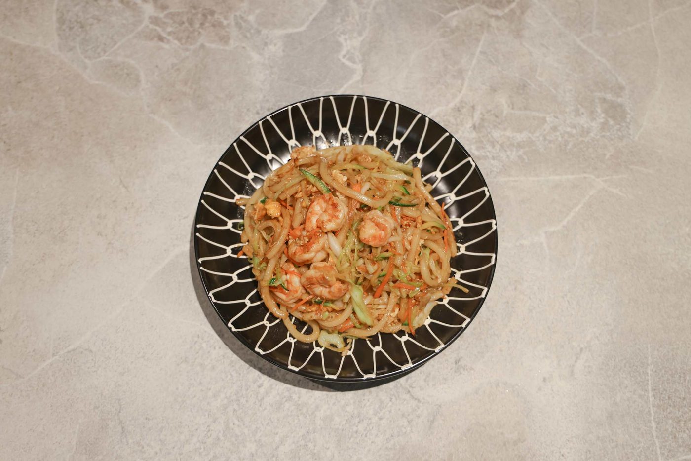 Spaghetti di riso saltati con gamberi e verdure