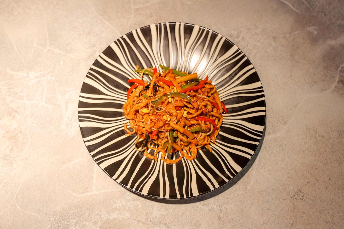 Spaghetti di riso saltati con verdure miste