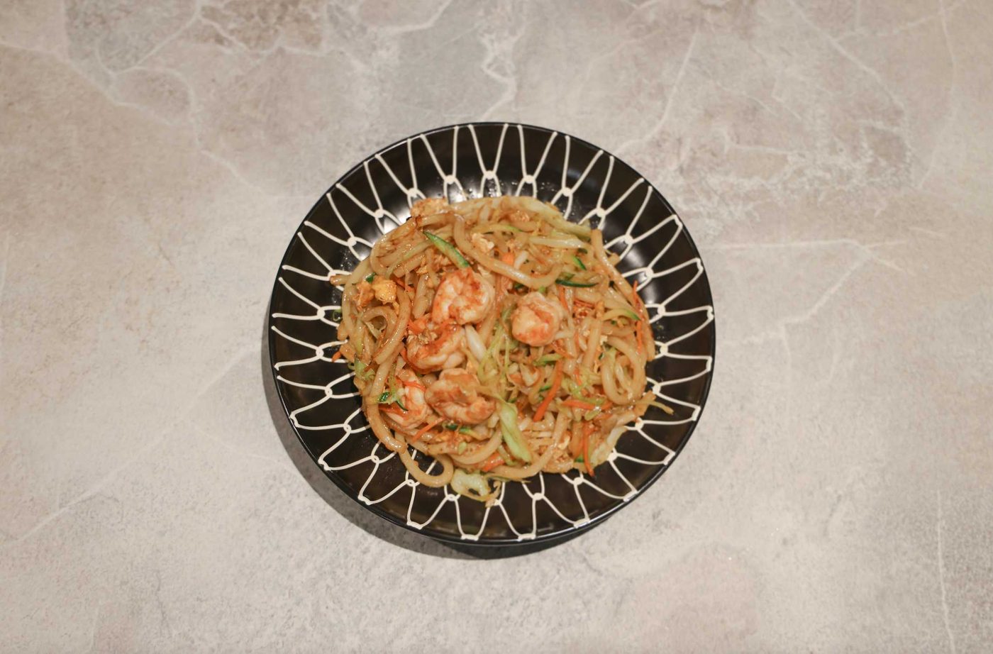Spaghetti di soia saltati con gamberi e verdure