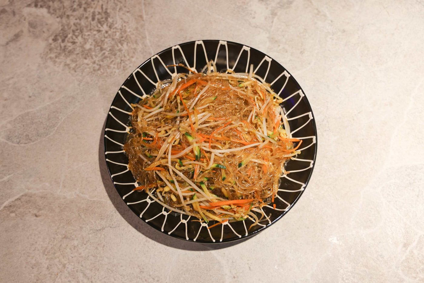 Spaghetti di soia saltati con verdure miste