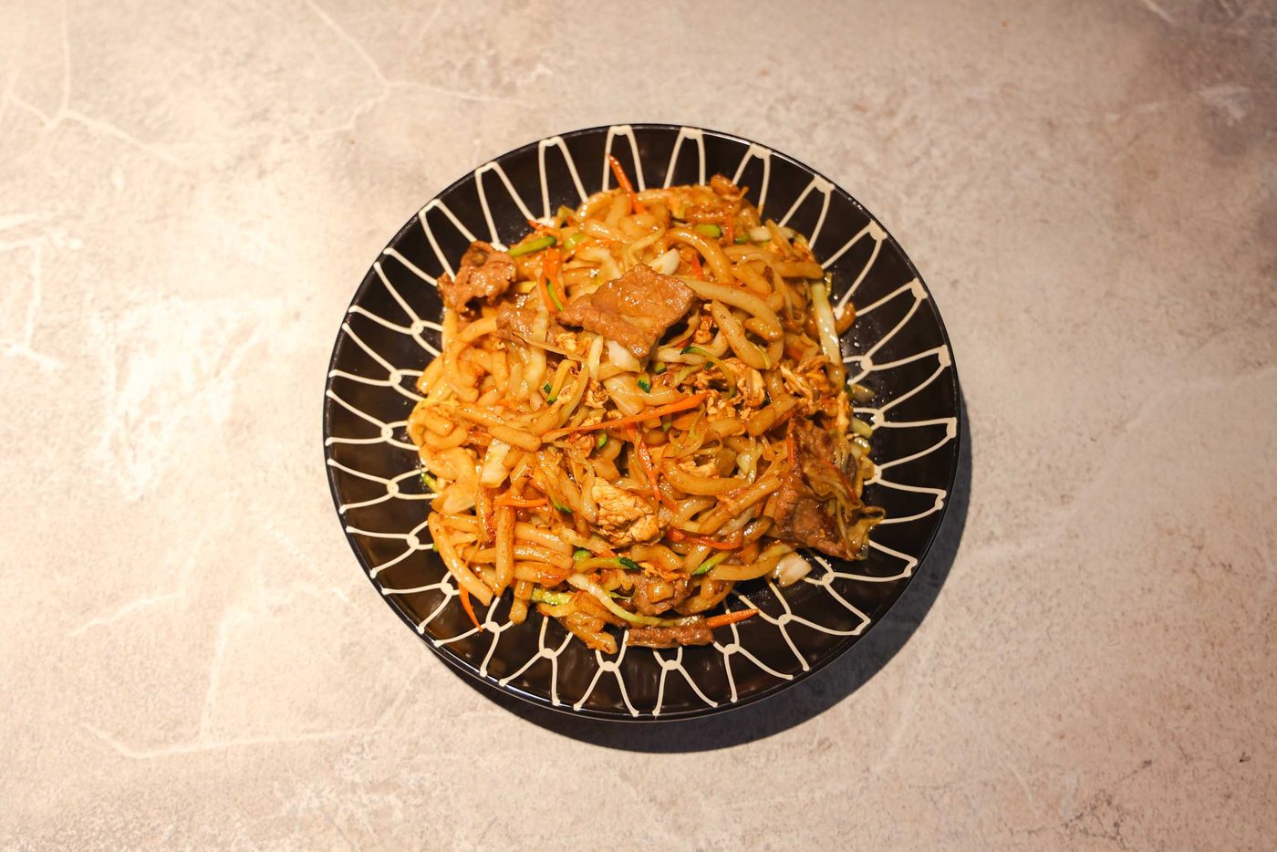 Tagliatelle di riso saltate con manzo e verdure