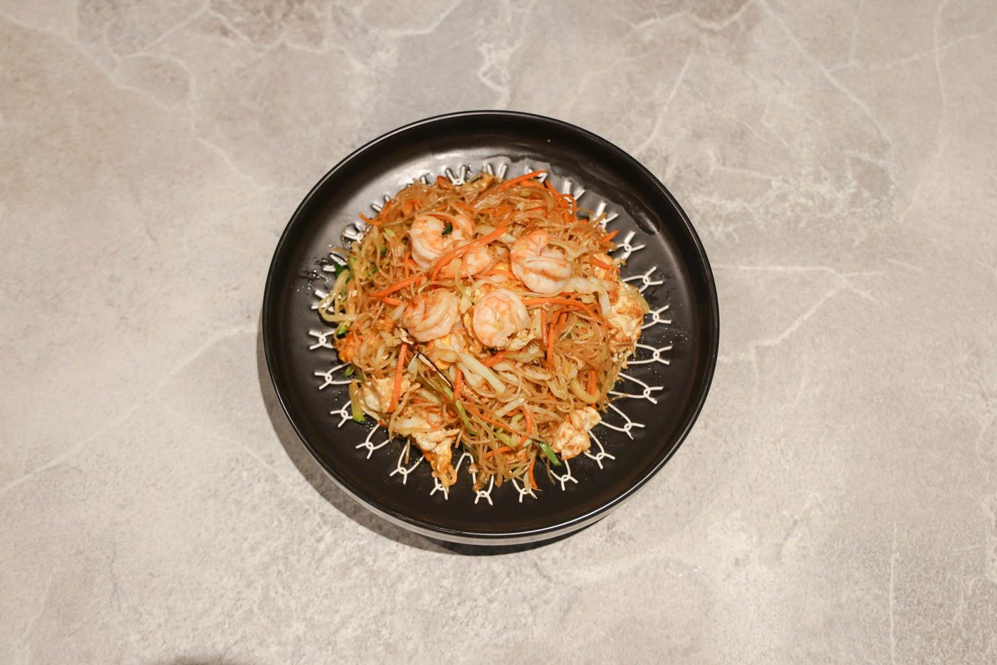 Pasta udon saltata con gamberi e verdure